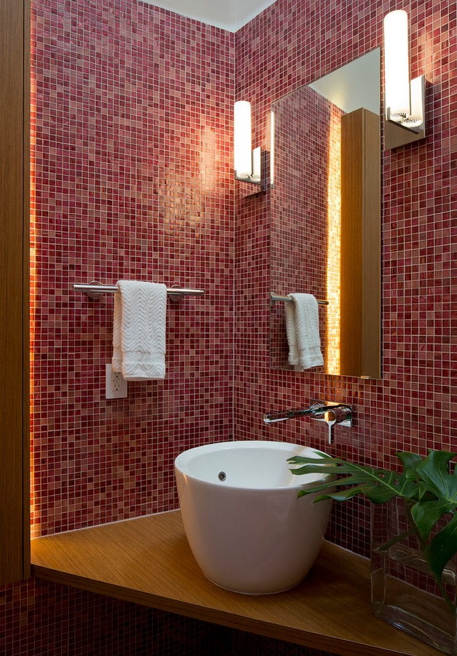 červené mozaikové dlaždice v koupelně