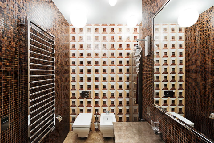 mozaīkas ģeometriskās formas tualetes interjerā
