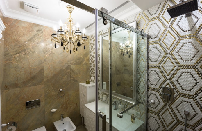 mozaikové geometrické tvary v interiéri kúpeľne