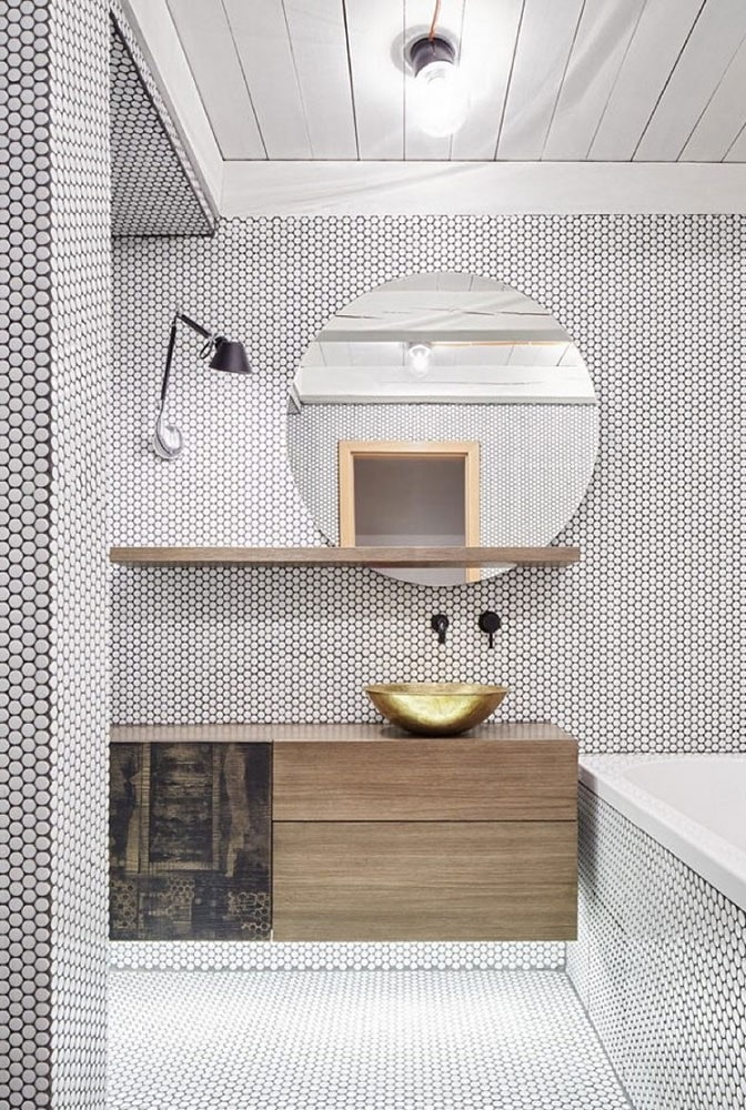 apvalios mozaikinės plytelės vonios kambaryje
