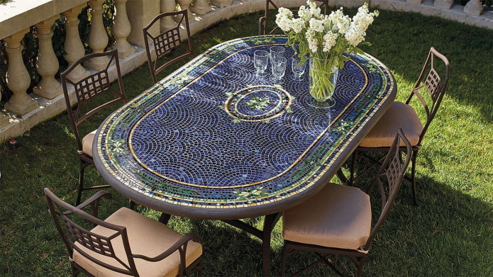 vonkajší záhradný stôl s mozaikou