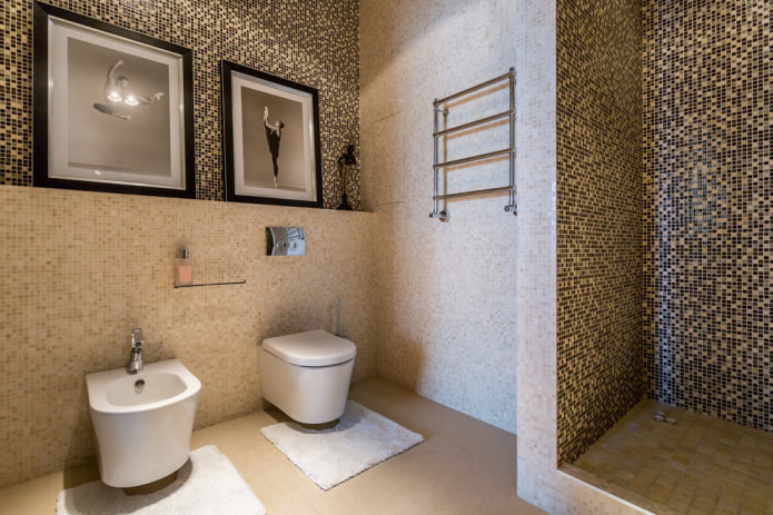 sprchový kout z hnědých dlaždic v interiéru