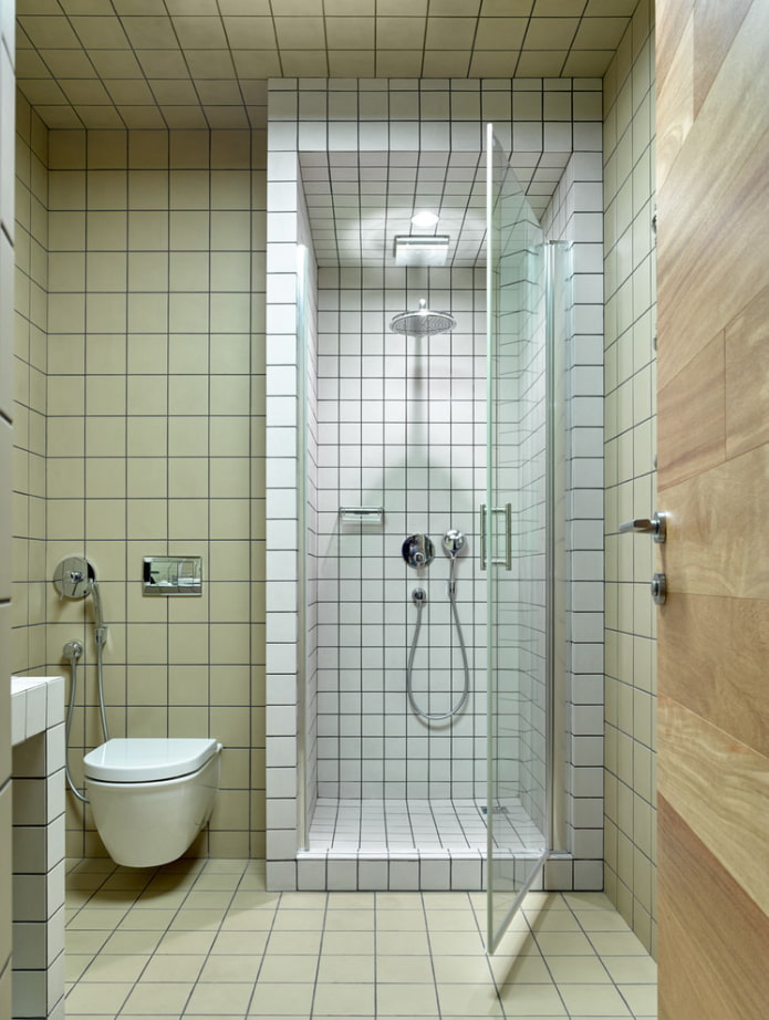 sprchová vanička z dlaždic v interiéru