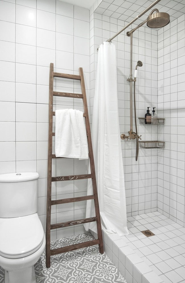 sală de duș din gresie albă în interior