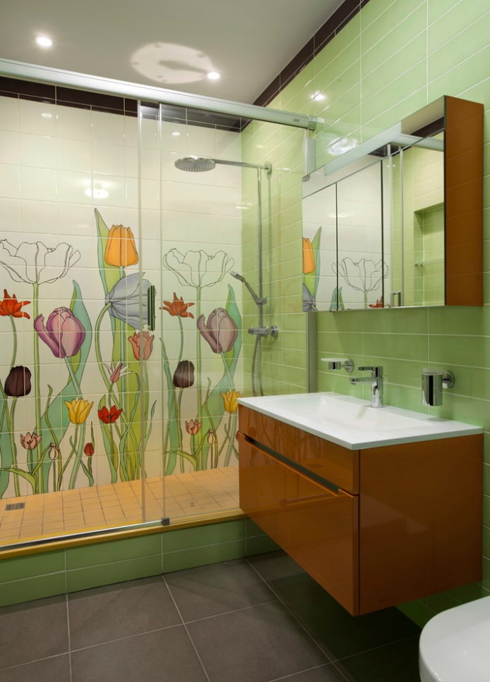 dlaždice se vzorem v koupelně se sprchou v interiéru