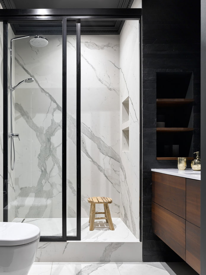 płytki imitujące kamień w kabinie prysznicowej we wnętrzu