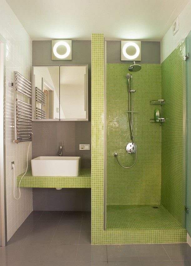 suihkuhuone vihreistä laatoista sisätiloissa