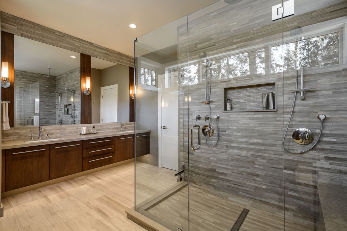 dřevěné kachlové obklady v koupelně se sprchou v interiéru