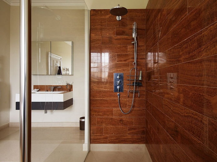 kachličky s efektom dreva v miestnosti na sprchovanie v interiéri