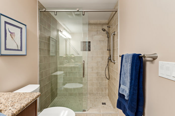 bagno con doccia realizzato con piastrelle beige all'interno