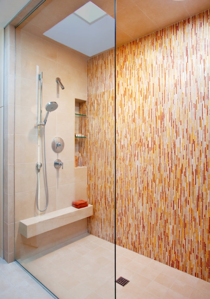 sprchovací kút z mozaiky a dlaždíc v interiéri