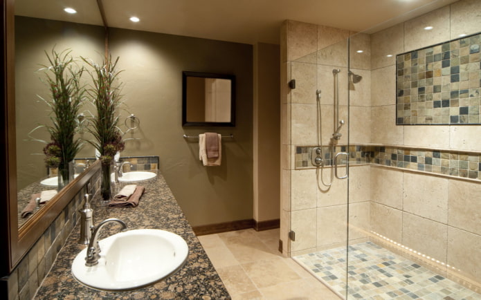suihkuhuone mosaiikeista ja laatoista sisätiloissa