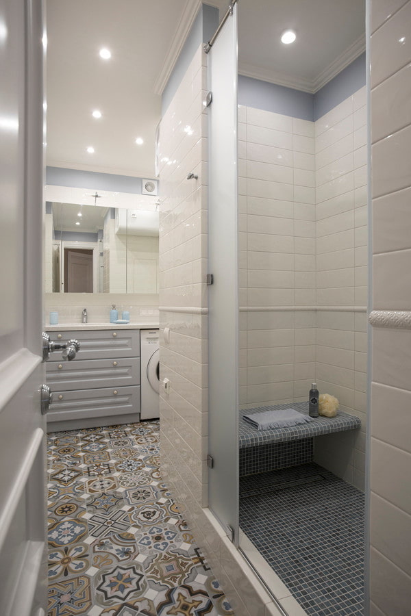 kabina prysznicowa z siedziskiem wyłożonym płytkami we wnętrzu