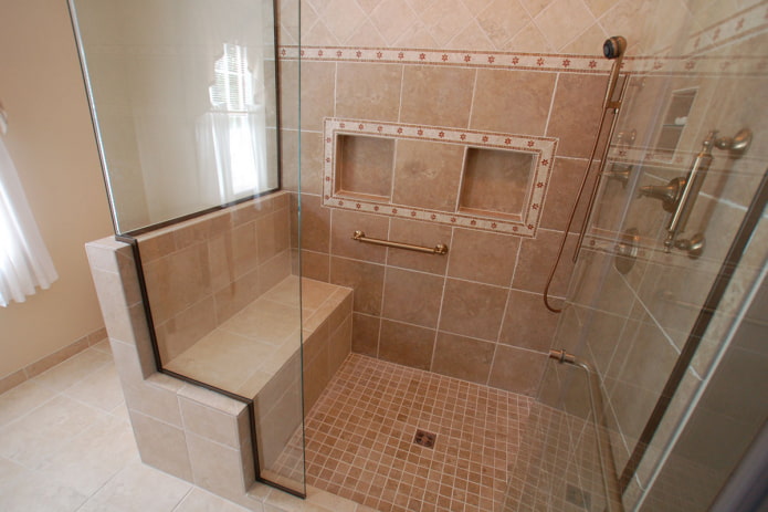חדר מקלחת עם מושב אריחים בפנים