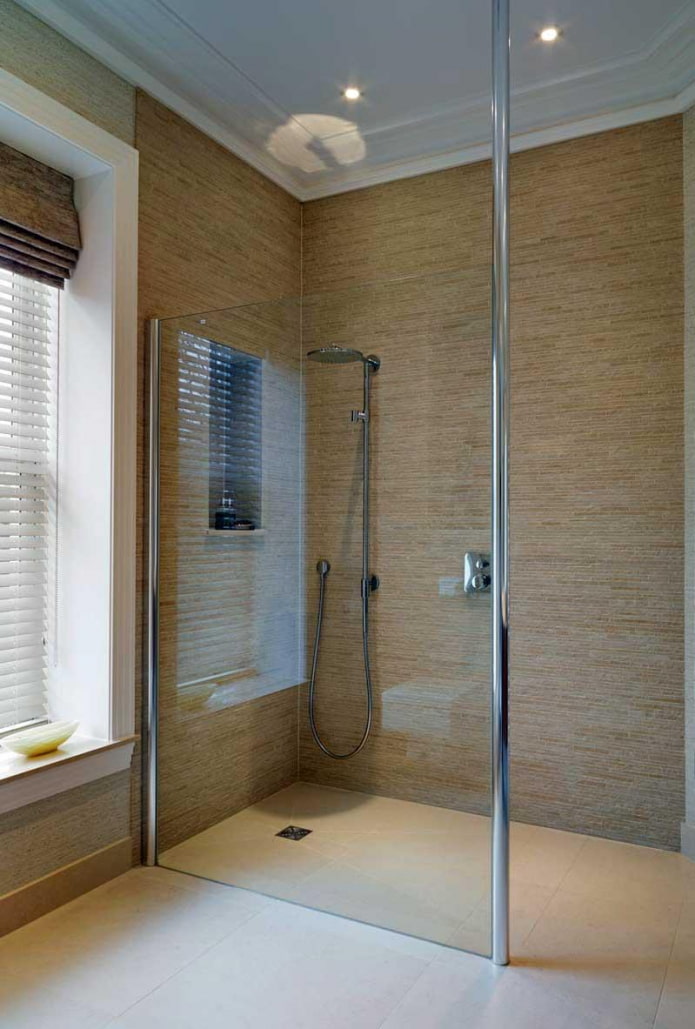 dušas telpa bez paplātes, kas izgatavota no flīzēm