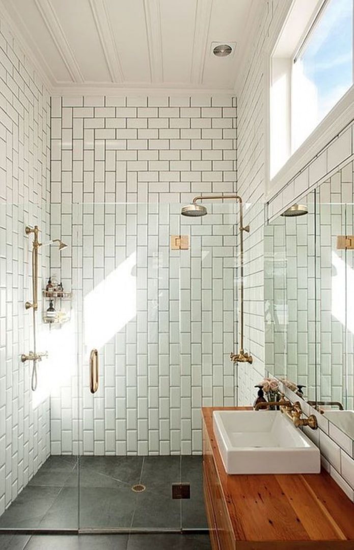 la disposizione delle piastrelle nel bagno con doccia all'interno