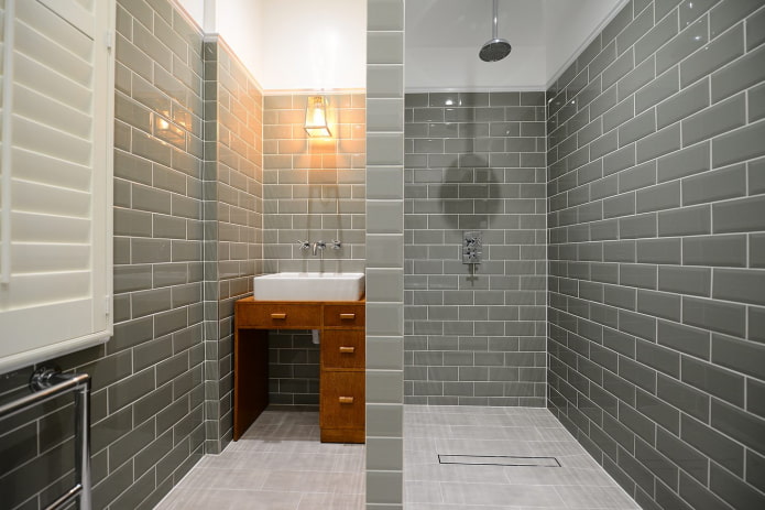 rozložení dlaždic ve sprchové místnosti v interiéru