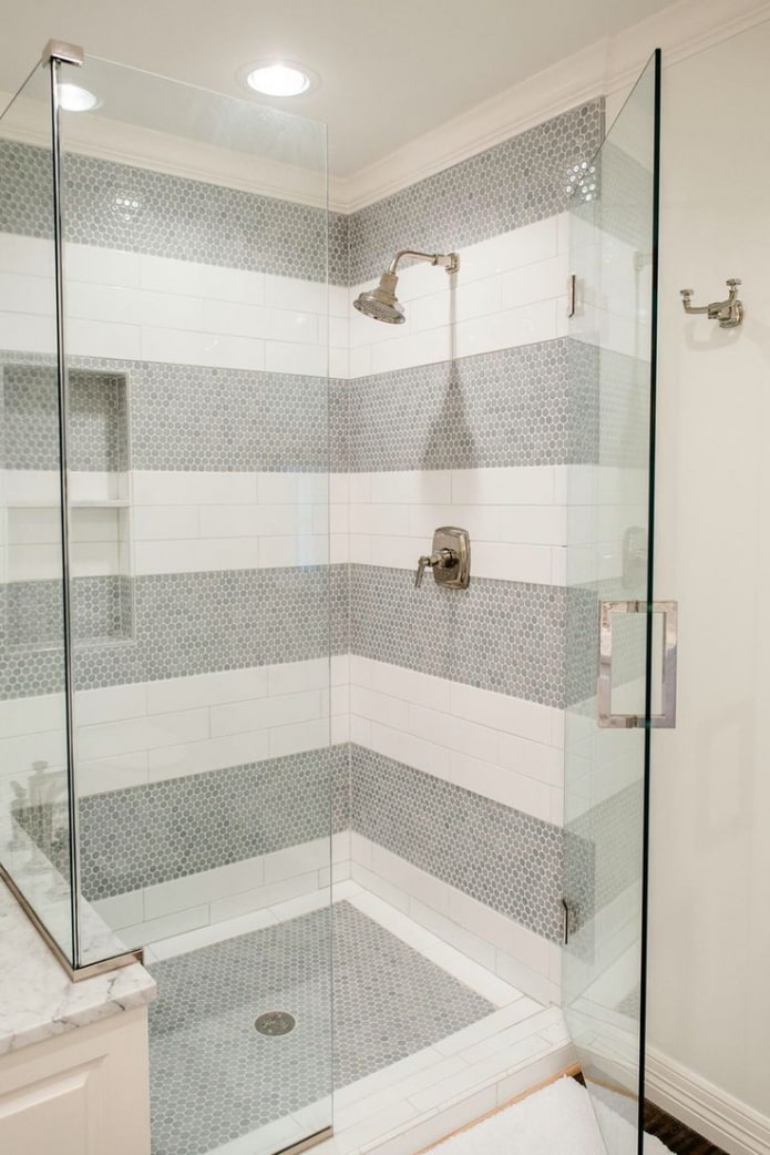 sprchový kout z mozaik a dlaždic v interiéru