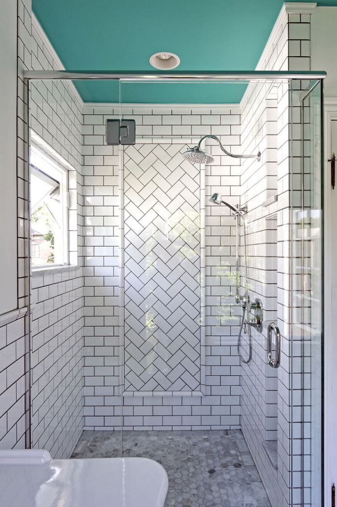 la disposició de rajoles al bany de la dutxa a l'interior