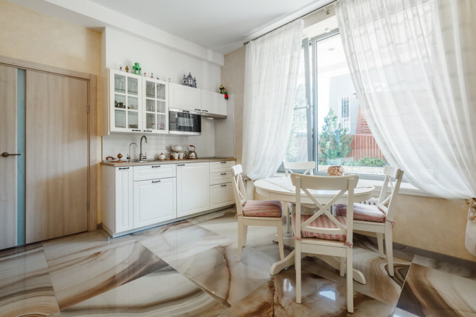 marmora efekta grīdas flīzes virtuves interjerā