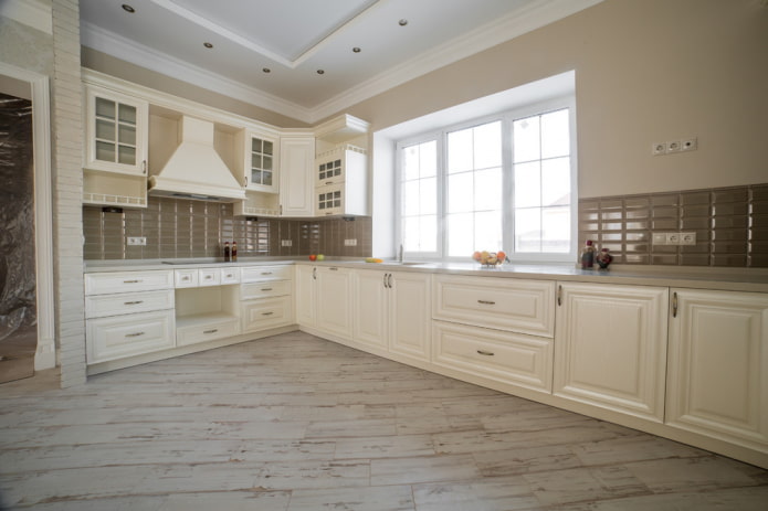 gạch lát sàn giống như gỗ trong nội thất của nhà bếp