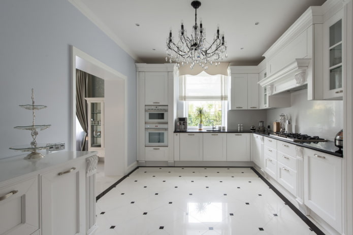 bílé podlahové dlaždice v interiéru kuchyně