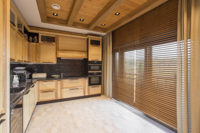 dřevěná podlahová dlažba v interiéru kuchyně