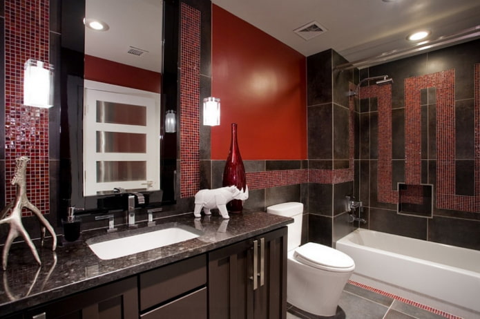 Raudonas ir juodas vonios kambarys