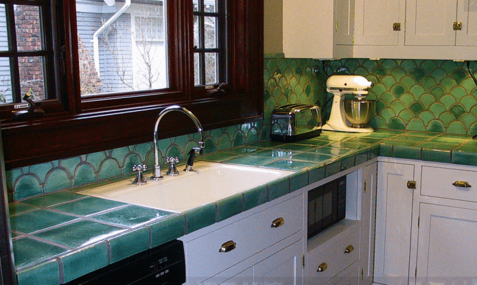 zaļa galda virsma virtuvē
