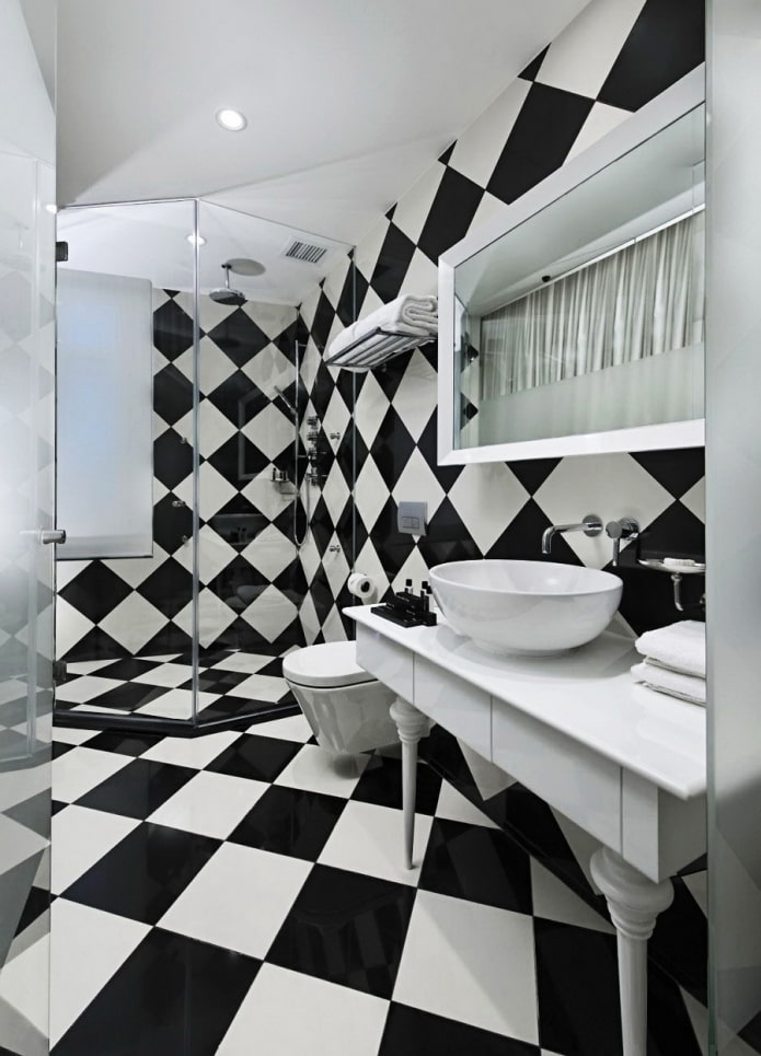melnā un baltā vannas istabas apdare