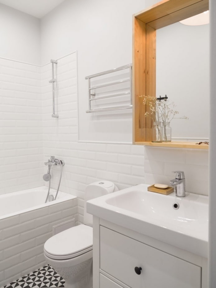 Vonios kambarys su baltu šernu