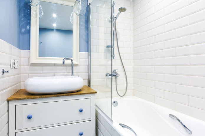 kylpyhuoneen sisustus valkoisilla ja sinisillä väreillä