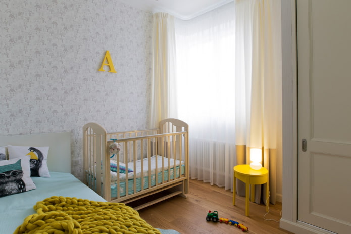 detská postieľka v interiéri spálne