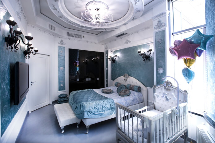 מיטת תינוק בפנים חדר השינה
