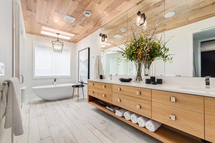 дървени подобни таванни плочки в интериора на банята