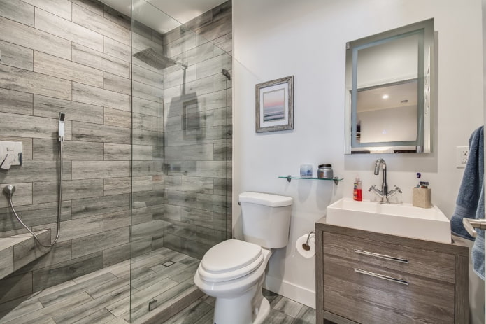 sprchovací kút s kachličkami s efektom dreva v interiéri kúpeľne