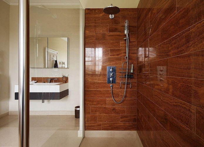 suihkuhuone, jossa on puukuviot kylpyhuoneen sisustuksessa