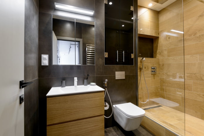 dušas telpa ar koka efekta flīzēm vannas istabas interjerā