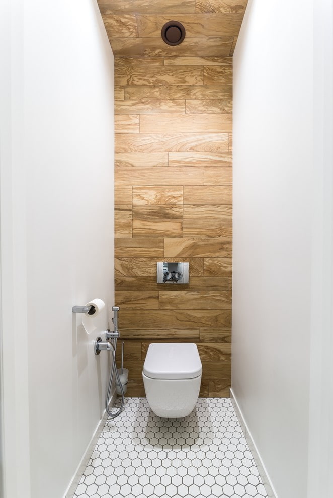 plăci cu efect de lemn în interiorul toaletei
