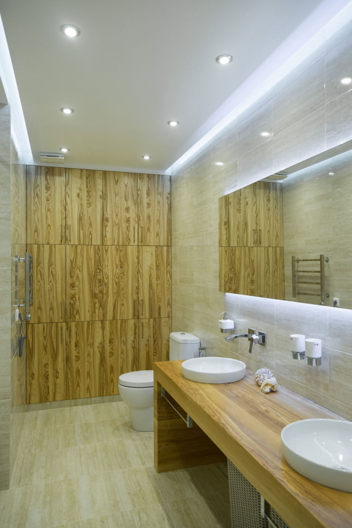 dlaždice s efektem dřeva ve vnitřku toalety