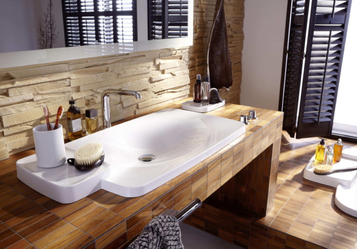 taulell amb rajoles efecte fusta a l'interior del bany