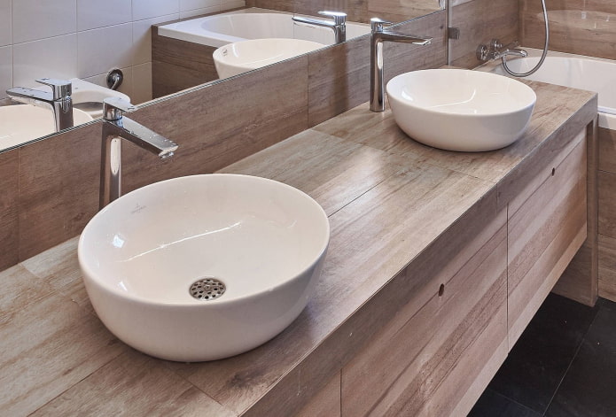 mặt bàn với gạch hiệu ứng gỗ trong nội thất phòng tắm