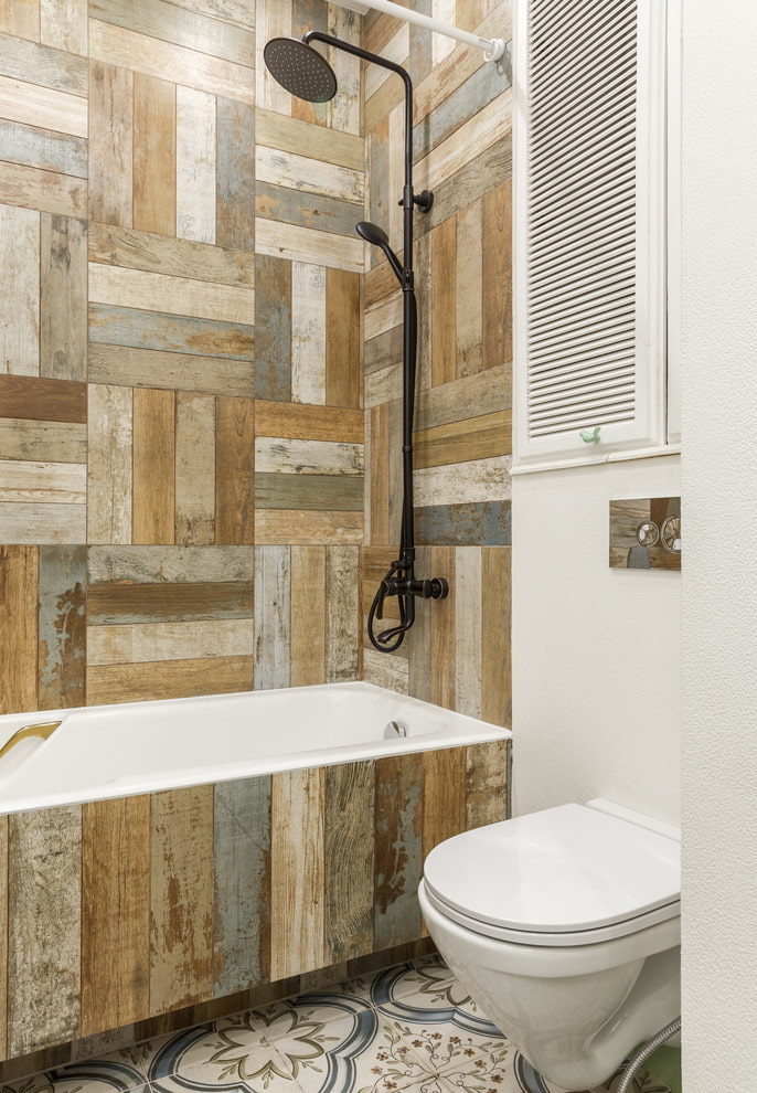 reka bentuk jubin kesan kayu di bahagian dalam bilik mandi