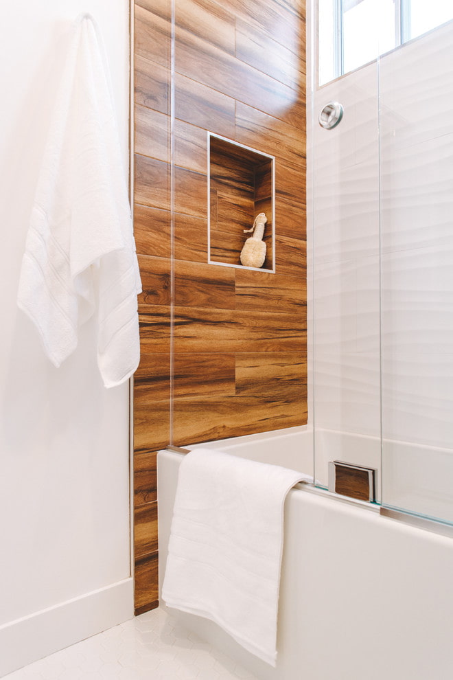 kachličky s efektom dreva v interiéri kúpeľne