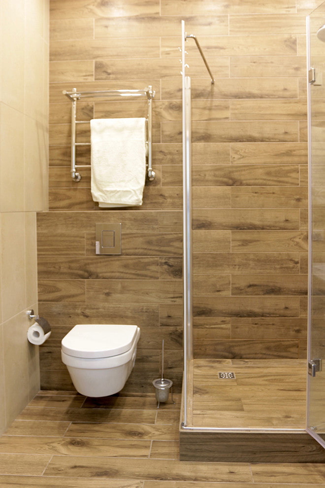 la disposizione delle piastrelle per legno all'interno del bagno