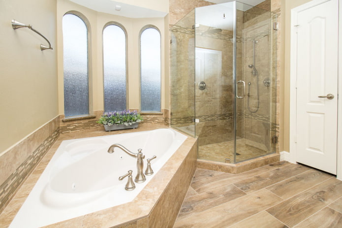 dlaždice s efektem dřeva v koupelně v klasickém stylu