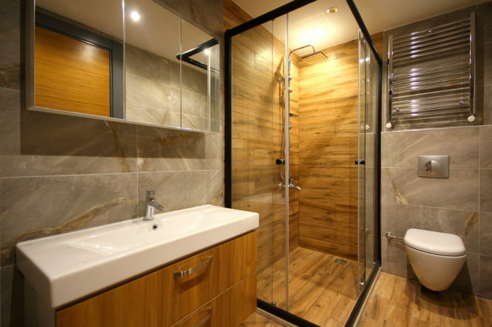 gabungan jubin seperti kayu dengan marmar di bahagian dalam bilik mandi