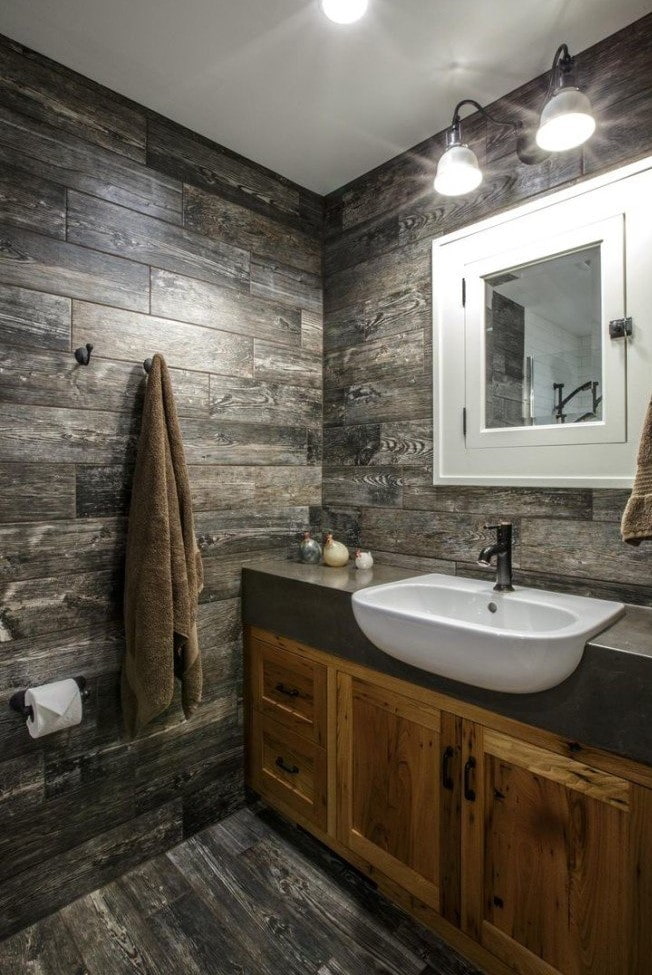 reka bentuk jubin kesan kayu di bahagian dalam bilik mandi
