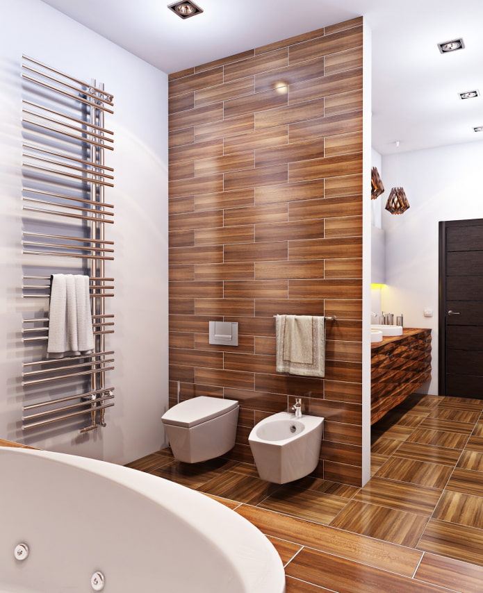 dlaždice s efektem dřeva v interiéru koupelny