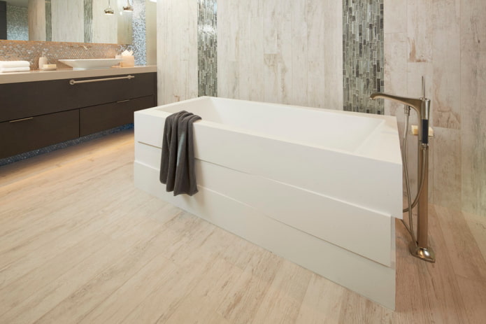 дървени подобни подови плочки в интериора на банята